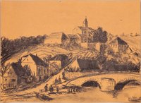 Dorf mit Kirche auf einem Hügel und einer Steinbrücke